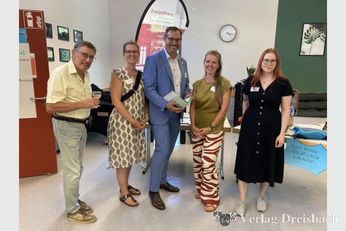 Ein herzliches „Willkommen“ im Freizeithaus Kriftel zur Feier des 30-jährigen Jubiläums der mobilen Beratung. Von links: Hans-Joachim von Kiel, Tanja Seitz, Christian Seitz, Lydia Rauh und Michelle Müller.