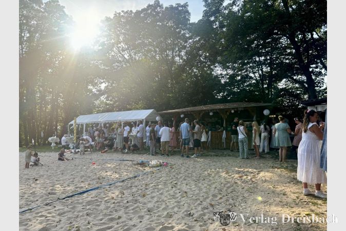 Die Location: Der Volleyballplatz im Freizeitpark.