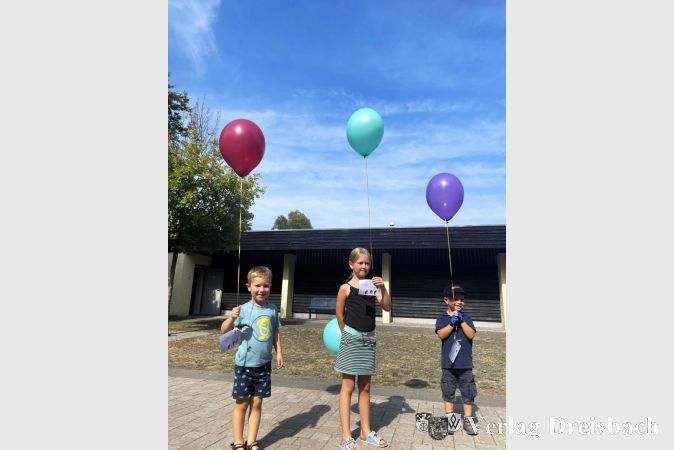 Max, Lara und Henrik ließen Ballons aufsteigen.