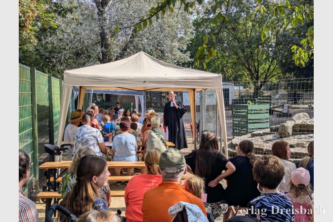 Trotz brütender Hitze lockte der erste Gottesdienst im Tierpark viele Gläubige aller Altersklassen an.