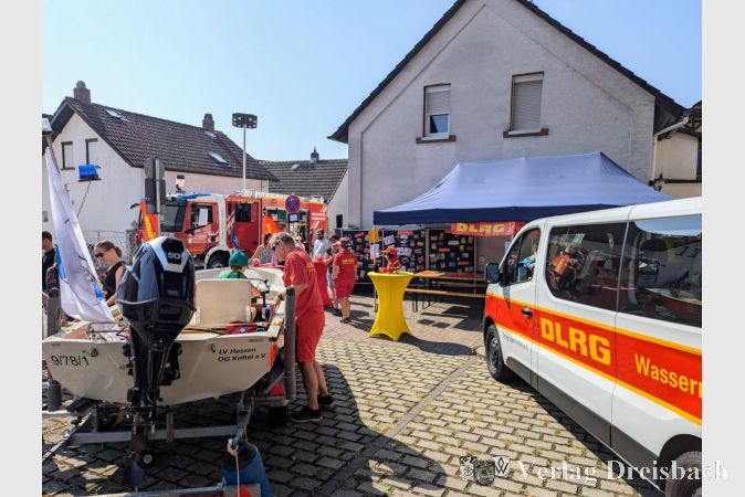 Auch die DLRG hatte einen eigenen Stand beim Jubiläumsfest.