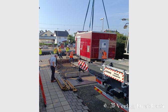 Platzierung der neuen WC-Anlage am Dienstagmorgen.