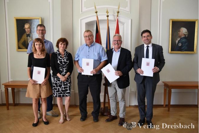 Projektleiterin Valérie Kohnen vom Dezernat Staatlicher Wasserbau (links), der Hattersheimer Bürgermeister Klaus Schindling (Mitte), der Flörsheimer Bürgermeister Dr. Bernd Blisch (2.v.r.) und Regierungspräsident Prof. Dr. Jan Hilligardt (rechts).