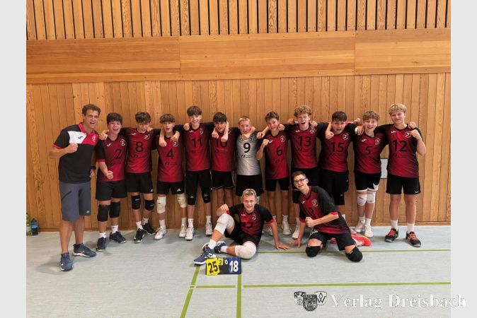 Kriftels U16 startete mit dem ersten Oberligaspieltag den Weg zu den Deutschen Meisterschaften 2025. Hintere Reihe von rechts: Jakob Witte, Michal Kulich, Max Keller, Tom Froeschmann, Conner Huysman, Lasse Warmbier, Philipp Givsan, Moritz Böhm, Finn Kuhnert, Luca Straßberger, Eduardo Garcia, Trainer Erik Weber; vorne von rechts Lucas Lauer, Ole Weber.