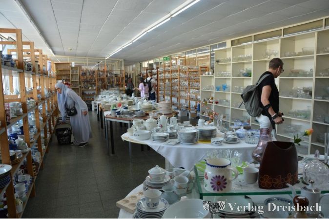Besucher des Jubiläums hatten die Möglichkeit, mehr über die nachhaltige Arbeit von "Tisch und Teller" zu erfahren. Jährlich werden mehrere hundert Tonnen Möbel und Haushaltswaren aufgearbeitet.