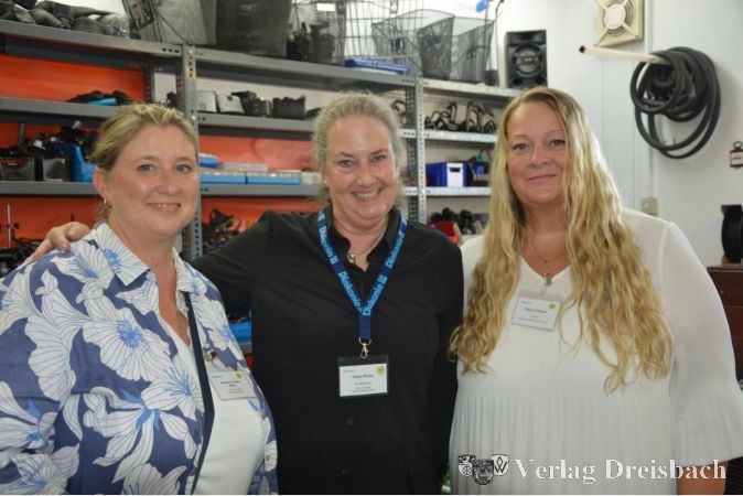 Karoline Schade-Meier (Öffentlichkeitsarbeit und Kommunikation, Regionale Diakonie Main-Taunus), Heike Rosa (Betriebsleiterin von "Tisch und Teller") und Peggy Hoffmann (Leiterin der Regionalen Diakonie Main-Taunus) beim 15-jährigen Jubiläumsfest des Sozialkaufhauses in Flörsheim.