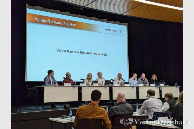 Im Anschluss an die Sondersitzung der Ausschüsse konnten vom Publikum in der Stadthalle Fragen an die Vertreterinnen und Vertreter von Politik und Verwaltung auf der Bühne gerichten werden. V.l.n.r.: Fachbereichsleiter Wolfgang Molzberger, Stadtverordnetenvorsteher Georg Reuter, Schriftführerin Melani Radovic, Bürgermeister Klaus Schindling, die Ausschussvorsitzenden Selim Balcioglu, Andreas Endler und Stefan Häb sowie die Erste Stadträtin Heike Seibert.