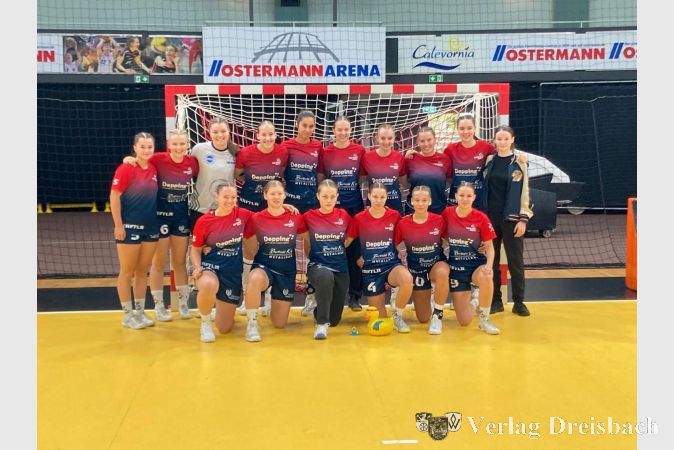 Die weibliche A-Jugend vor ihrem ersten Bundesliga-Spiel in der Arena in Leverkusen.