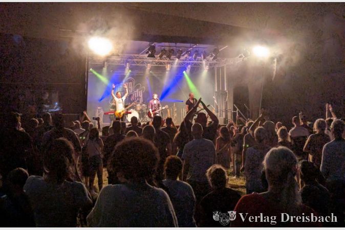 Die Hauptbühne unter der Brücke am Mainufer bot eine eindrucksvolle Kulisse für das diesjährige Flörsheimer Open Air, während die Menge die Bands mit Begeisterung feierte.