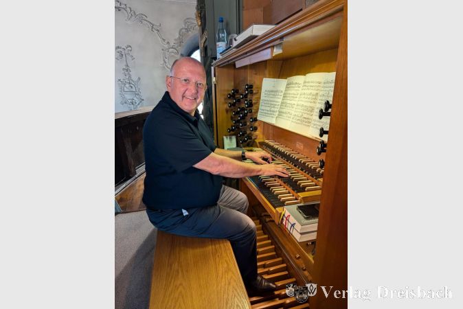 Diözesankirchenmusikdirektor Andreas Großmann an der Orgel.