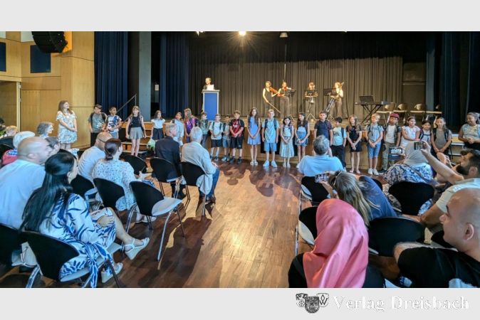 Die neuen Gymnasiasten des Graf-Stauffenberg-Gymnasiums werden von Schulleitung und Lehrern herzlich in Empfang genommen.