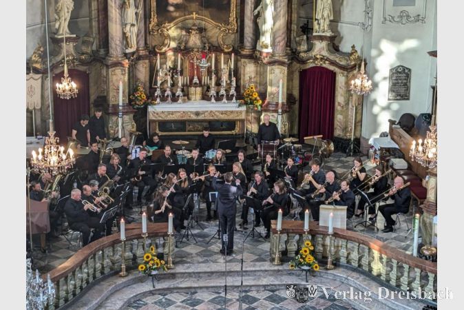 Unter der Leitung von Bernhard Frank präsentiert der Musikverein eine beeindruckende Mischung aus klassischen und modernen Stücken, die das Publikum begeistern.