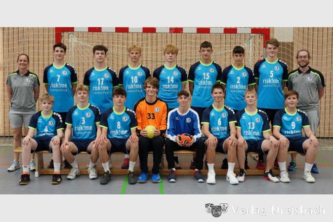 Das B-Jugend-Team der HSG Hochheim/Wicker. Hinten (v.l.): Trainerin Katja Schwarzer, Ben Worf, Nelio Guidi, Simon Schleidt, Sören Meyer, Nikita Pokolo, Jaron Bach, Malte Wittig, Trainer Florian Fuhrmann. Vorne: Philipp Kaufmann, Tim Cönen, Lorenz Götten, Philipp Ritter, Lionel Schmitt, Owe Rehbein, Niclas Ediger, Maurice Zelcs.