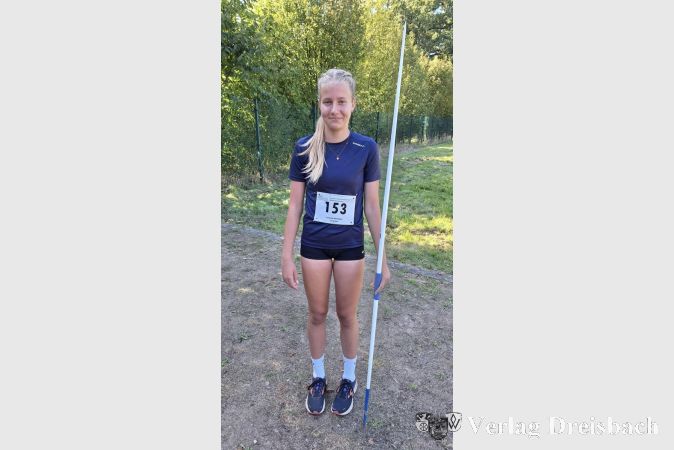 Vanessa Hermann mit Speer.