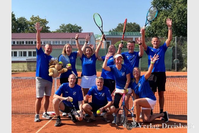 Auch die Hobbyrunde 2024 geht an die TVW-Tenniscracks (v.l.): Markus Reichel, Melanie Kast, Nicole Jochim-Schmidke, Kai Duckwitz, Marco Jochim, Marco Kosuch. Unten von links: Holger Kieslinger, Frank Rullkötter, Alexandra Schnepf, Melanie Reichel. Es fehlt: Nadine Finger.