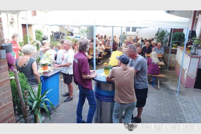 So sieht der gut gefüllte Innenhof bei der Kerb der Geschichtsfreunde aus.