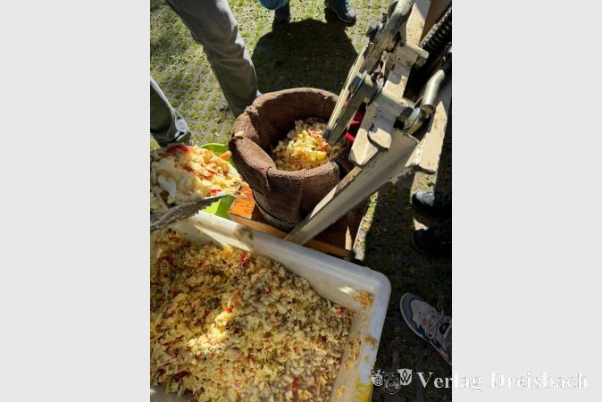 Die Apfelpresse der „Familienkultour“ im Einsatz.
