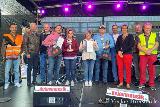 Siegerehrung in Kriftel mit Landrat Michael Cyriax (2. v. l.), der Kreistagsvorsitzenden Susanne Fritsch (3. v. r.), dem Krifteler Bürgermeister Christian Seitz (4. v. r.) und Moderator Bernd Schultz (2. v. r.).
