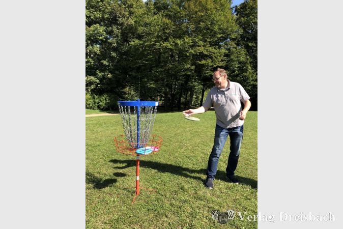 Auch Bürgermeister Christian Seitz versuchte sich beim Discgolf Frisbee.