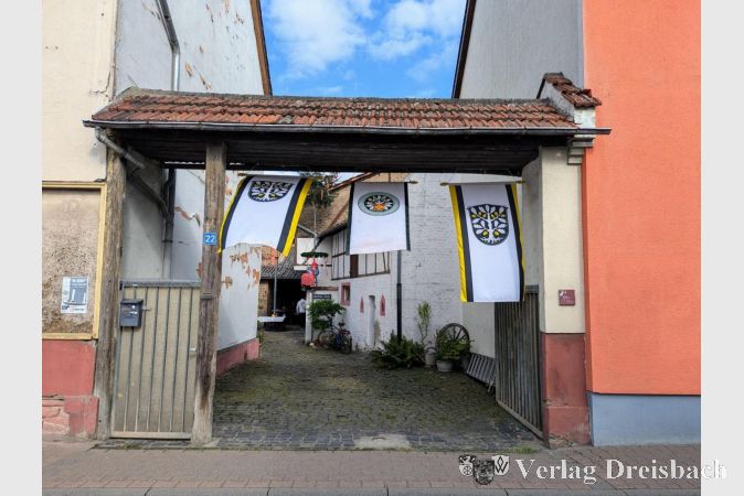 Die Beflaggung lud ein in den Hof der ehemaligen Gaststätte „Zum Taunus“ in der Neugasse.