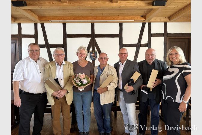 V.l.n.r.: Bürgermeister Klaus Schindling, Helmut Kandel, Karin Schnick, Peter-Michael Ullrich, Andreas Orbán, Frank Mechtold und Michaela Dankert vom Recht und Ordnung, Bürgerservice.