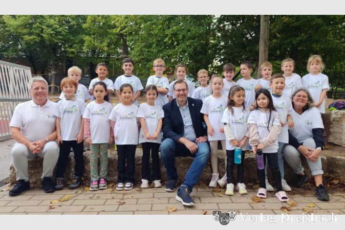 Schulleiter Steffen Nagel (links), Klassenlehrerin Friederike Rott und Bürgermeister Christian Seitz inmitten der Schülerinnen und Schüler der Klasse 1a.