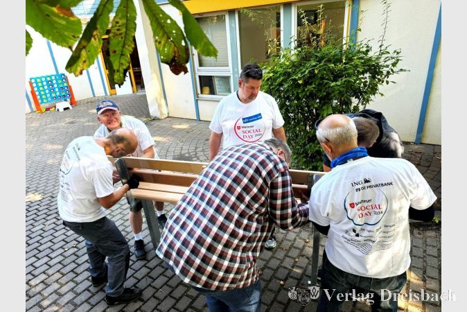 Der Einsatz der Beschäftigten der Firma Kuraray bescherte der Kita Wirbelwind eine neue Sitzbank.