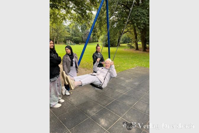 Der fröhliche Spaziergang durch den Freizeitpark führte auch zu einer Schaukel.