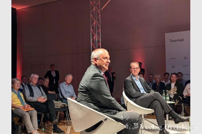Innenminister Roman Poseck (rechts) und Sven Weidlich, Deskchef der Frankfurter Neuen Presse, waren ebenfalls als Gesprächspartner eingeladen.