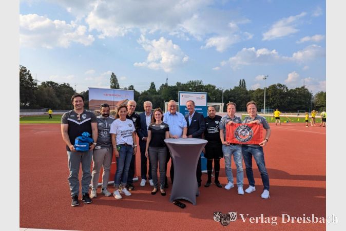 Die drei Politiker umringt von Vertreterinnen und Vertretern jener Vereine, welche die Sportanlage am Karl-Eckel-Weg regelmäßig nutzen.
