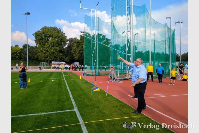 Bürgermeister Klaus Schindling versuchte sich anlässlich der Einweihung im Speerwurf - und erntete Lob und Dank aus den Reihen der sportlich Aktiven.