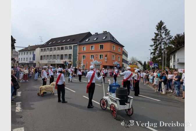 Kerbeumzug am Sonntag: Die Kerbeborsch und -mädels präsentierten den zahlreichen Zuschauerinnen und Zuschauern am Lindeneck ihr Können.