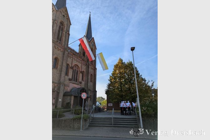 Pflichtbewusst warteten die pünktlich erschienenen Kerbeborsch am frühen Sonntagmorgen nach einer sicher anstrengenden Nacht vor St. Vitus auf den Beginn des Festgottesdienstes..
