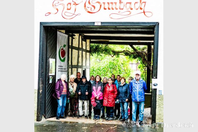 Die wanderlustigen Seniorinnen und Senioren im Hof Gimbach.