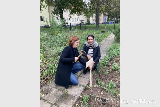 Hedem Aksay (rechts) freut sich über ihr Beet. Christine Pfaff hilft ihr bei der Befestigung des Holzschildes.