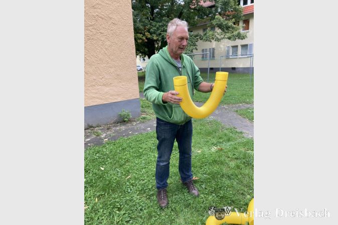 Eberhard Roth, Leiter des Stadtteilbüros, führt sein Lieblingsspielgerät vor.