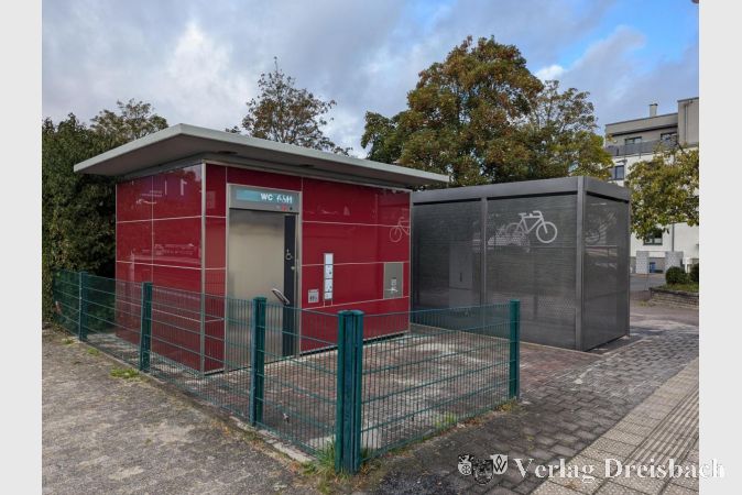 Hinter der Fahrradbox findet sich die neue WC-Anlage.