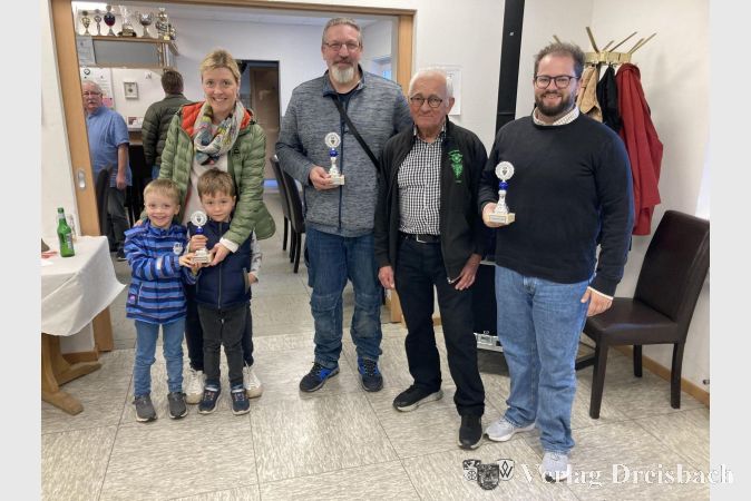Stolze Sieger des Bürgerkönigsschießens. Von links: Sara Kaißer (3. Königin) mit Jonas und Mattes, Markus Knierim (1. König), Ernst Langhammer (1. Vorsitzender des Vereins) und Benedikt Arnoldi-Meadows (3. König).