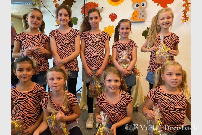 Die kleinen Tänzerinnen des TVO erhielten als Dank für ihre Aufführung ein süßes Präsent.