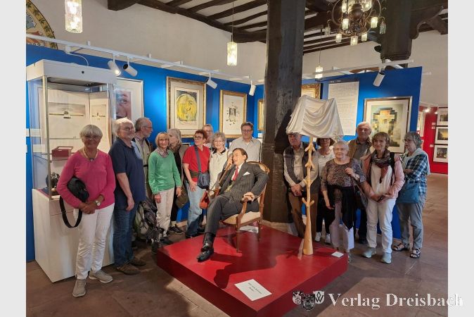 Die Teilnehmerinnen und Teilnehmer nach der Führung mit dem Kurator Michael Imhof (hinter der Dali-Figur).