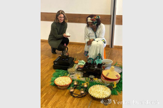 Die Erste Stadträtin Heike Seibert (links) und Integrationslotsin Sara Girmay-Solomon bei der äthiopischen Kaffeezeremonie im Südringtreff.