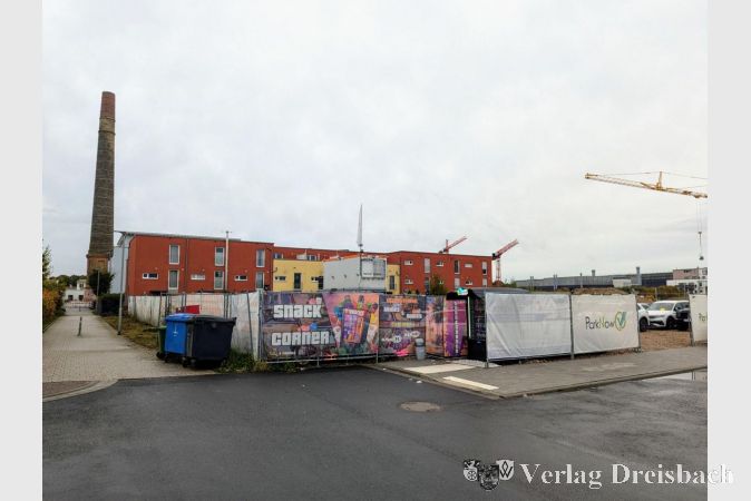 Der Stein des Anstoßes: Der Flughafenparkplatz samt 24-Stunden-Automat hat Bürgermeister Schindling zufolge schon etliche Beschwerden der umliegenden Anwohnerinnen und Anwohner heraufbeschworen.