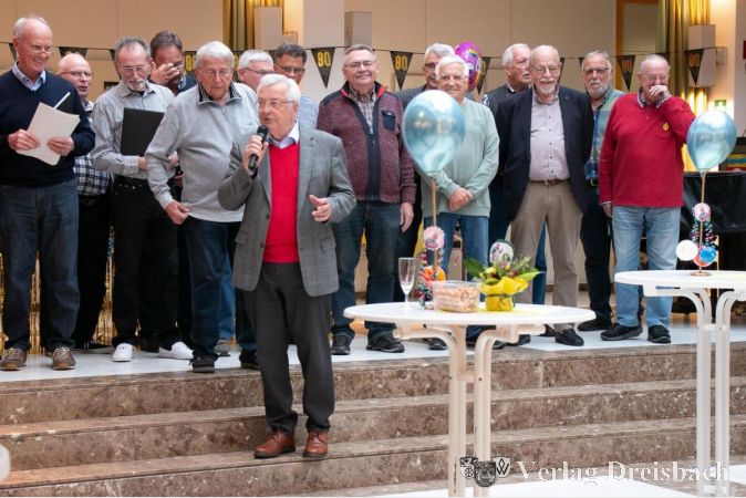 Geburtstagskind Gerhand Mantel vor seinen Sangesbrüdern vom Liederkranz, die ihm natürlich ein Ständchen mitgebracht hatten.
