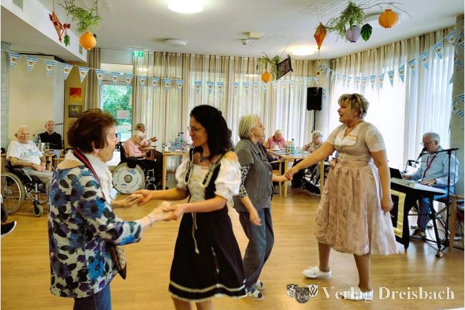 Beim Oktoberfest im Kursana Domizil Kriftel ging es auf der Tanzfläche rund.