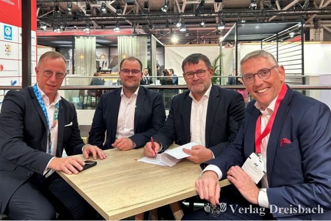 Frank Diefenbach, Vorstandsmitglied der Naspa, Johannes Kleespies und Frank Kleespies, Geschäftsführer der Kleespies GmbH & Co. KG, und Markus Franz, Vorstandsmitglied der Taunus Sparkasse (v.l.n.r.).