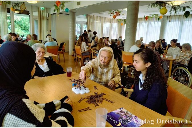 Im Kursana Domizil haben Alt und Jung gemeinsam gespielt, gebastelt und viel über das Leben der anderen Generation erfahren.