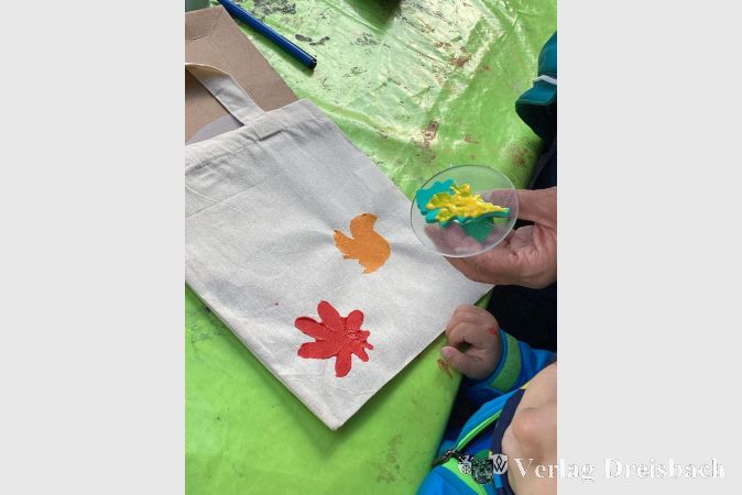 Stofftaschen wurden bunt verziert.