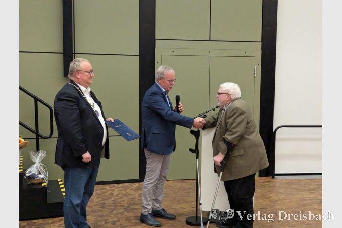 Stadtverordnetenvorsteher Georg Reuter gratuliert Gerhard Neudert zur Ernennung zum ehrenamtlichen Stadtrat.