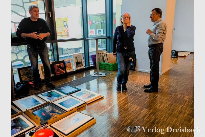 Mitglieder des Foto- und Film-Club Kriftel e.V. bei der Ausstellungsvorbereitung.