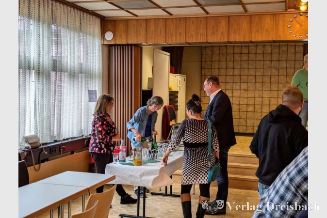 Keine Kneipe ohne Theke: Auch Bürgermeister Christian Seitz ließ es sich zur "Amtlichen Chorprobe" schmecken.